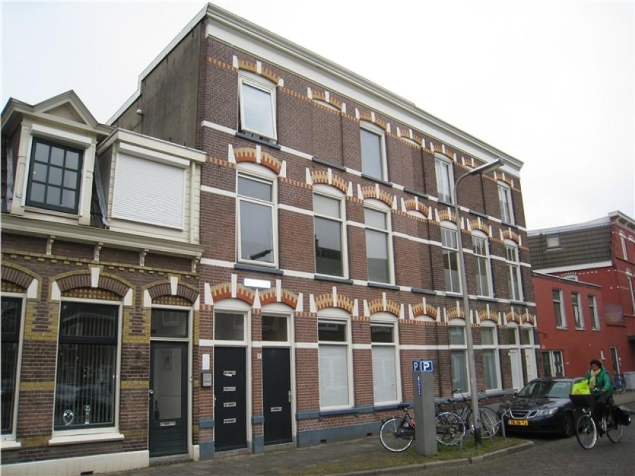 Studio with new kitchen in Assendorp - Image 1
