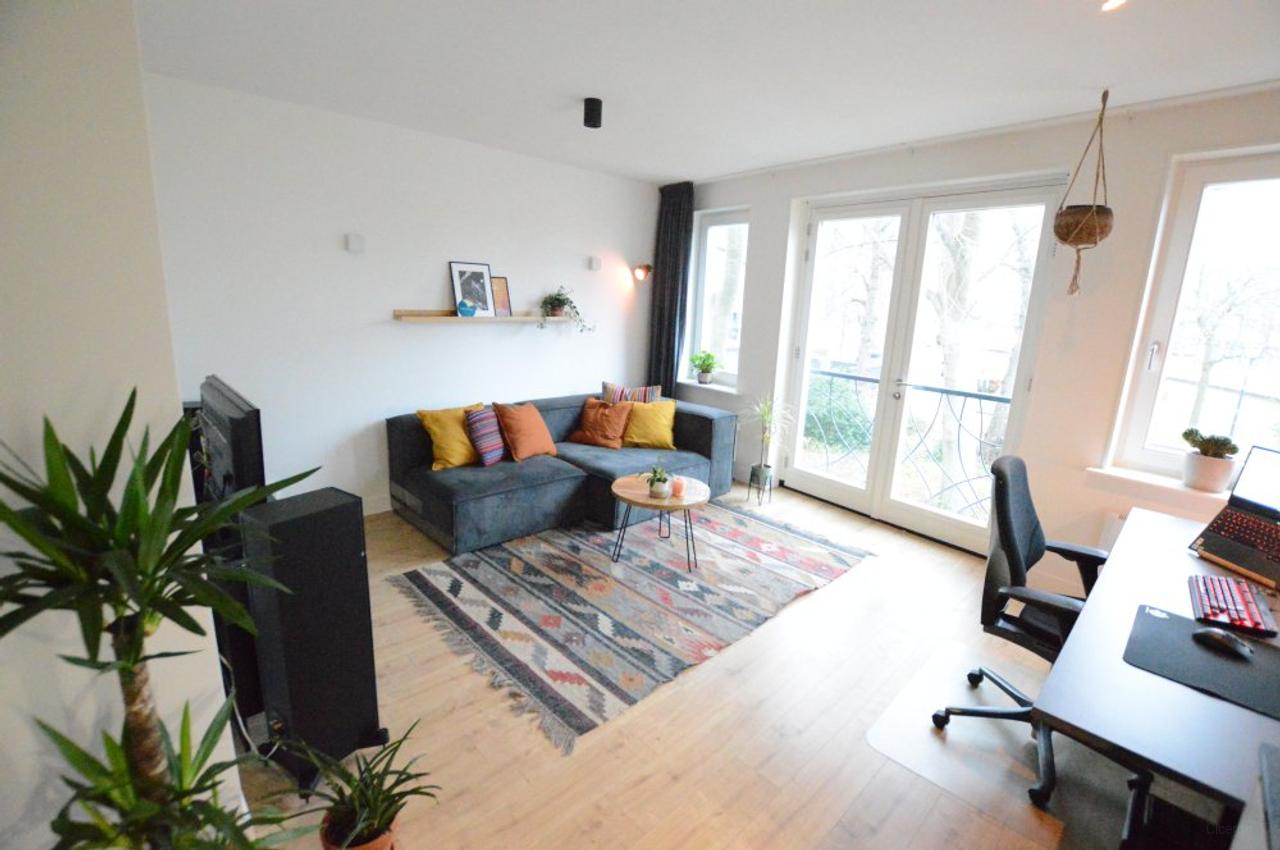 Modern apartment with balcony on the canal - Image 2