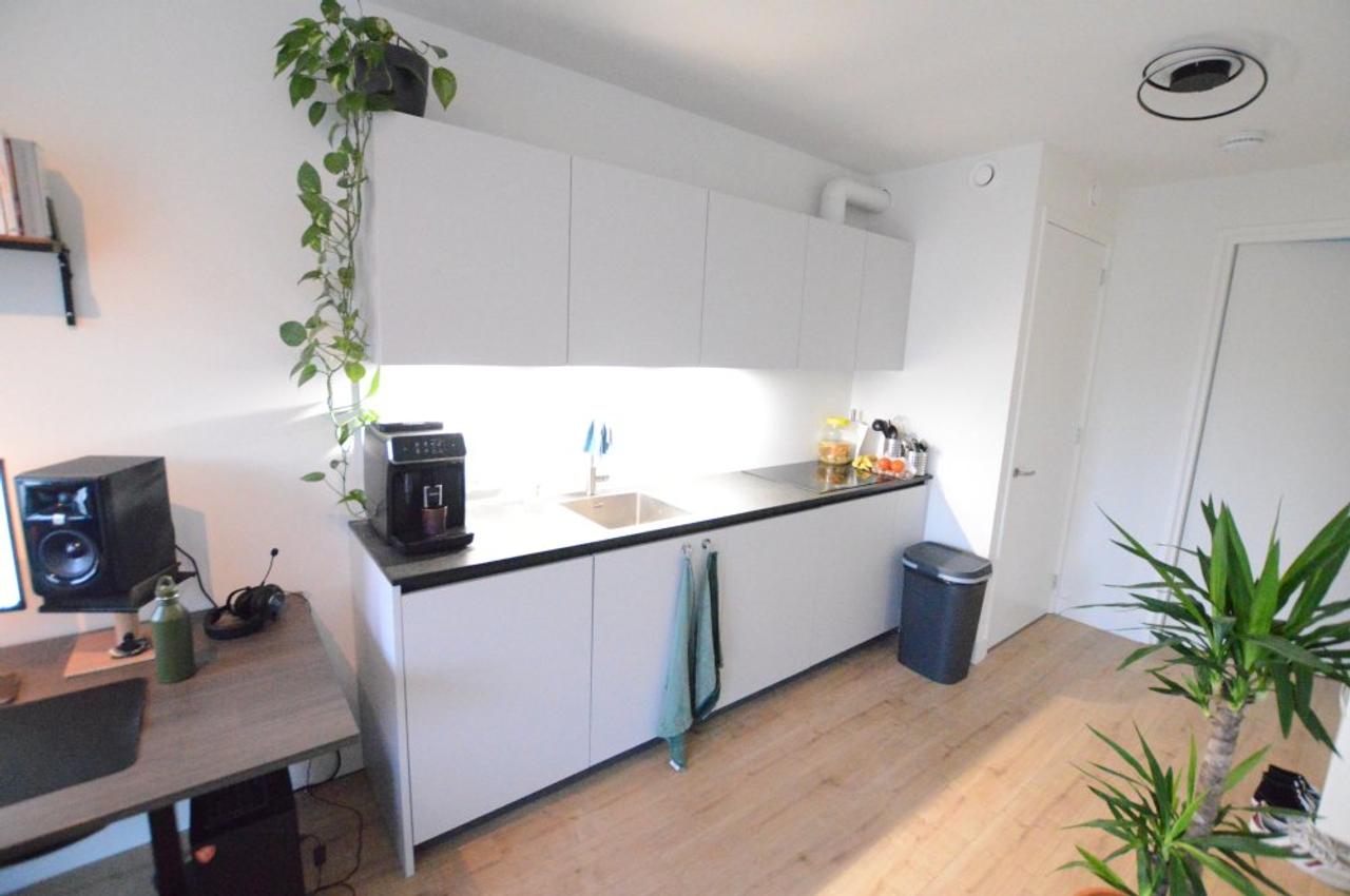 Modern apartment with balcony on the canal - Image 5