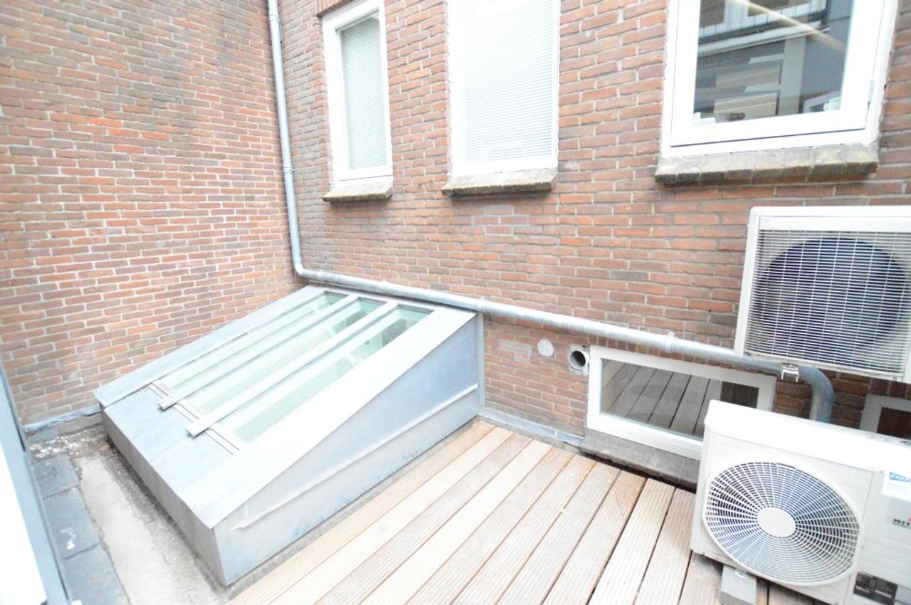 Modern apartment with balcony on the canal - Image 10