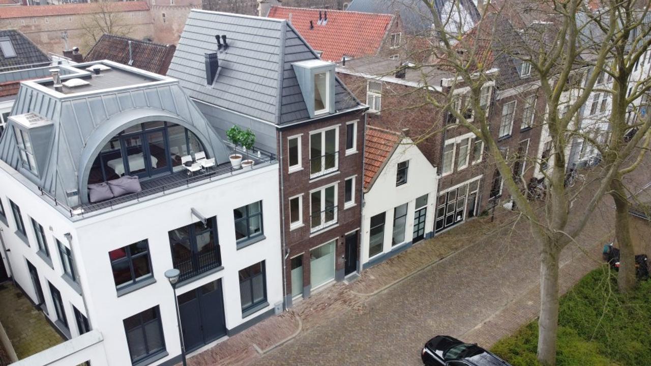 Modern apartment with balcony on the canal - Image 1
