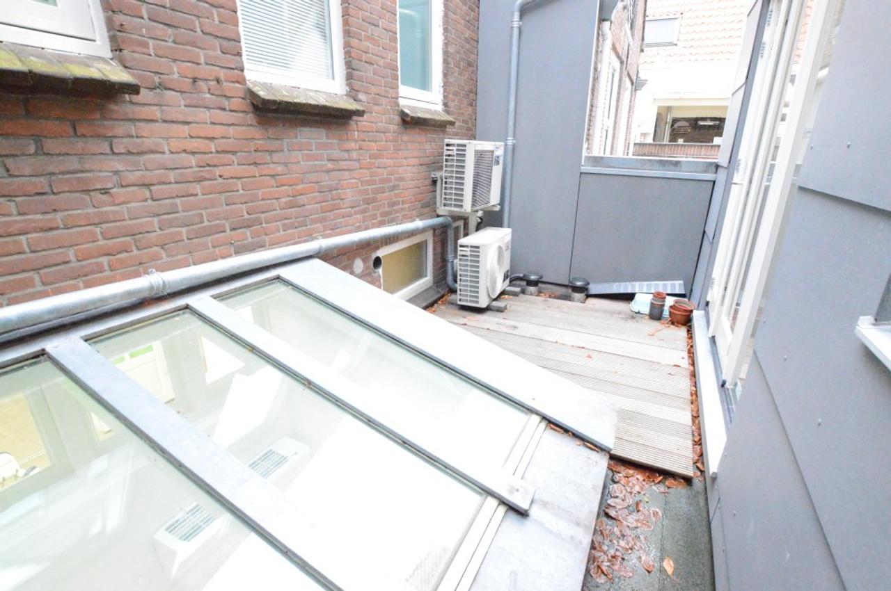 Modern apartment with balcony on the canal - Image 9