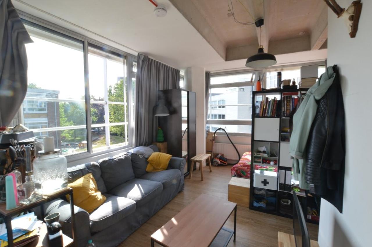 Studio on the canal with private parking space - Image 2