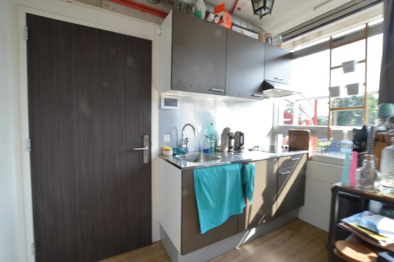 Studio on the canal with private parking space - Image 5