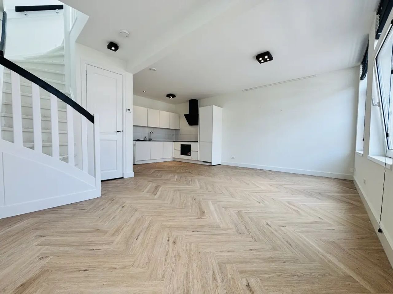 Gerenoveerd dubbel bovenhuis met 3 slaapkamers - Afbeelding 3