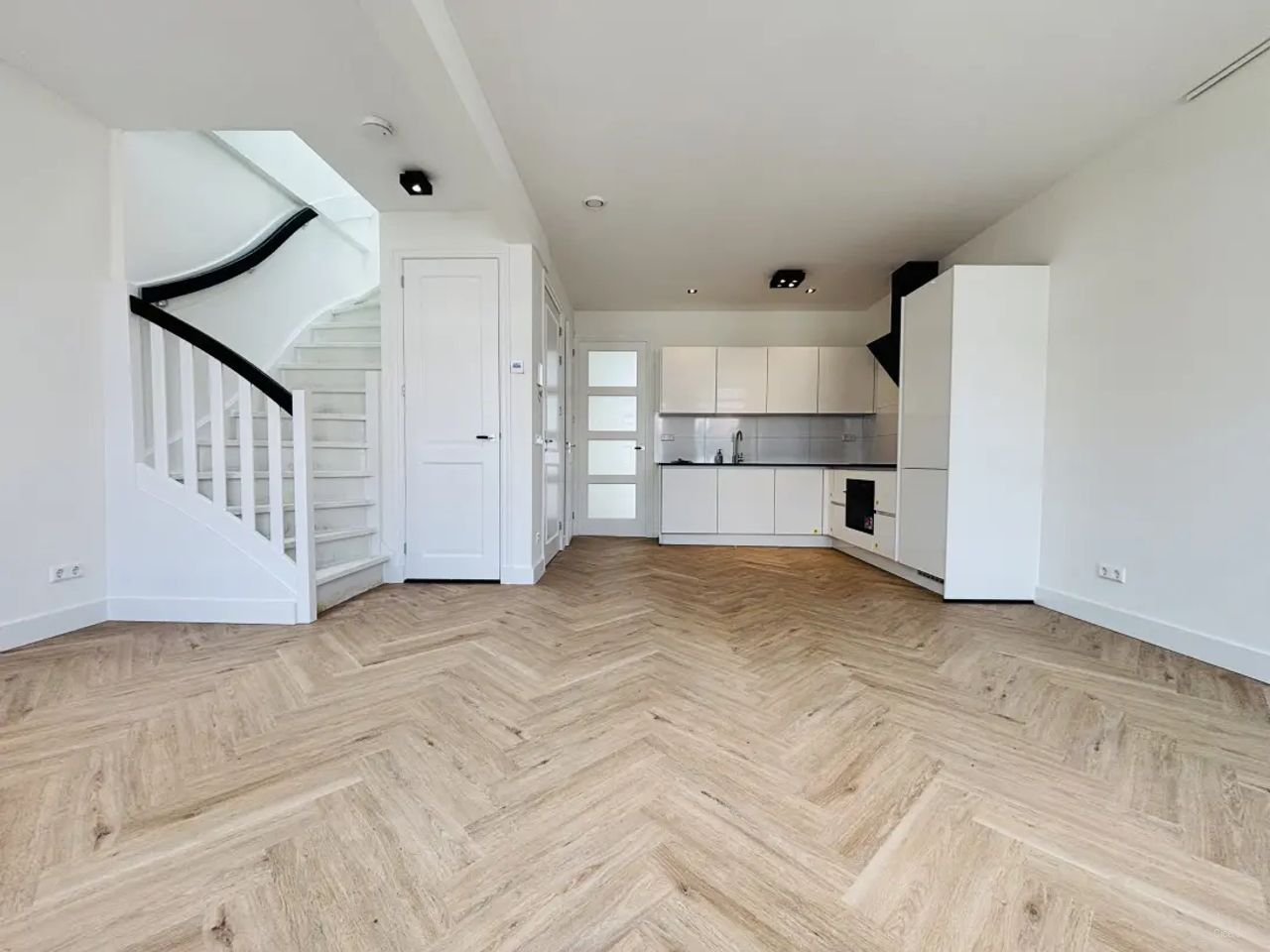 Gerenoveerd dubbel bovenhuis met 3 slaapkamers - Afbeelding 1