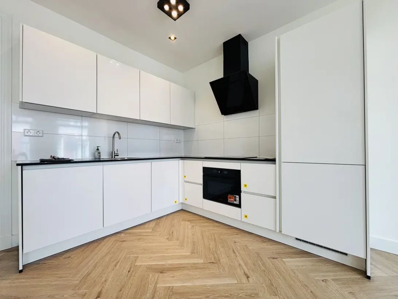 Gerenoveerd dubbel bovenhuis met 3 slaapkamers - Afbeelding 2