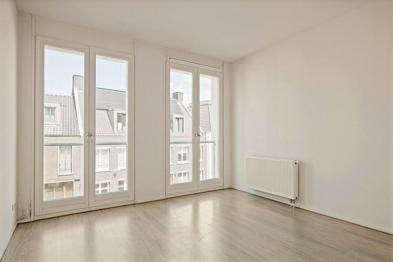 Modern living with canal views - Image 11