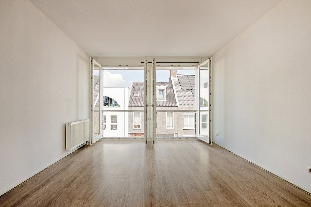 Modern living with canal views - Image 10