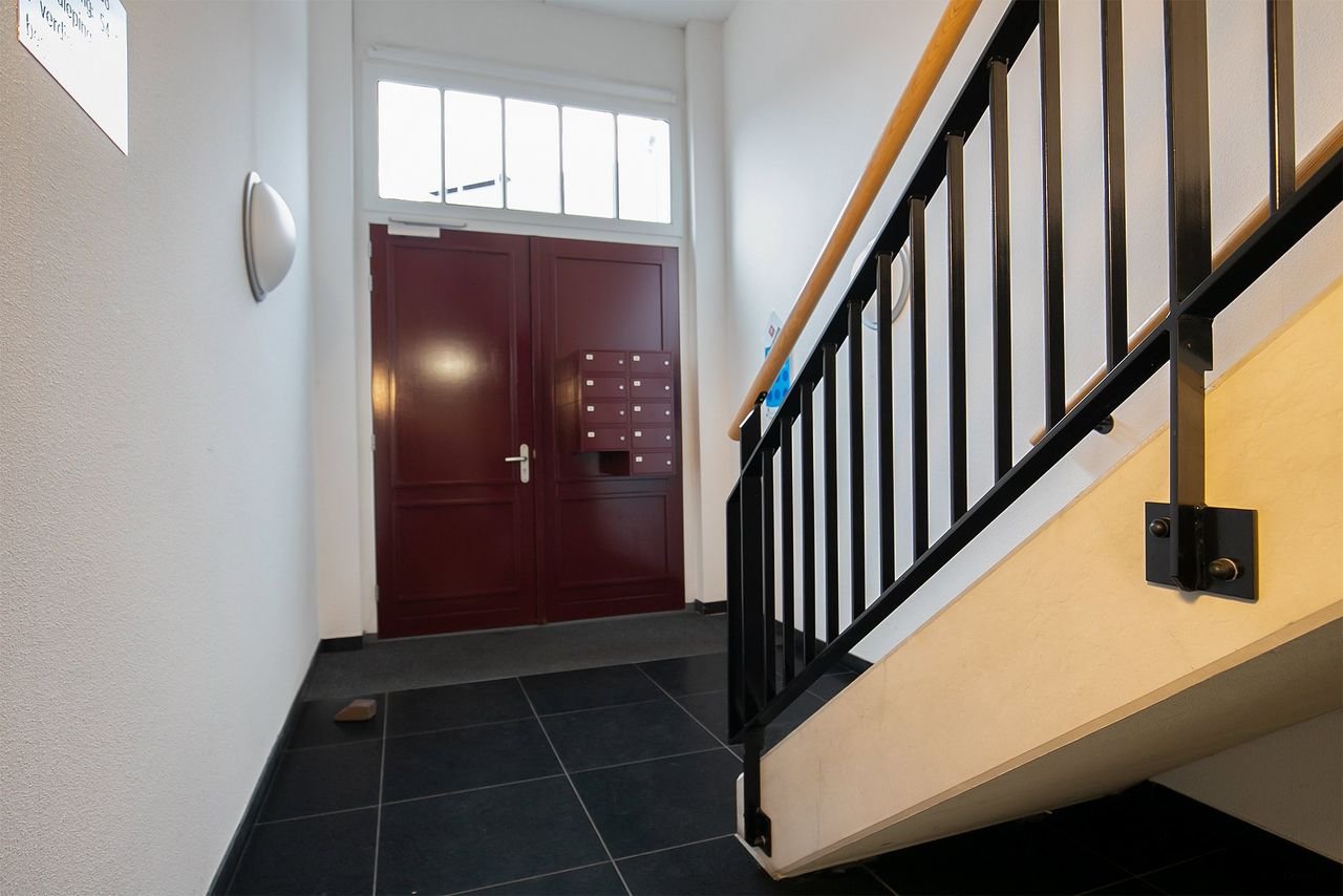 Modern living with canal views - Image 3