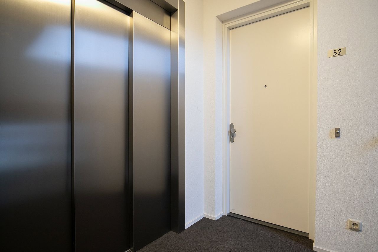 Modern living with canal views - Image 4