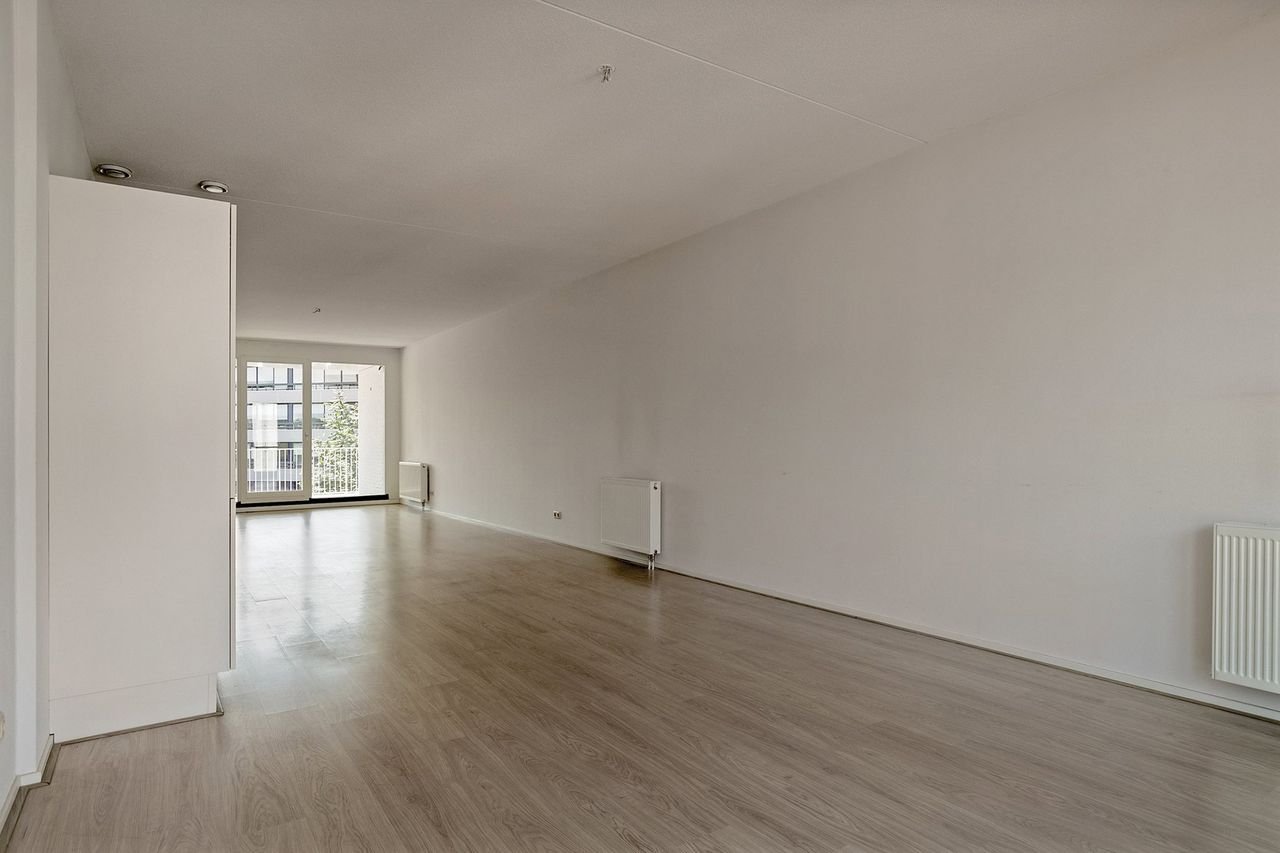 Modern living with canal views - Image 8