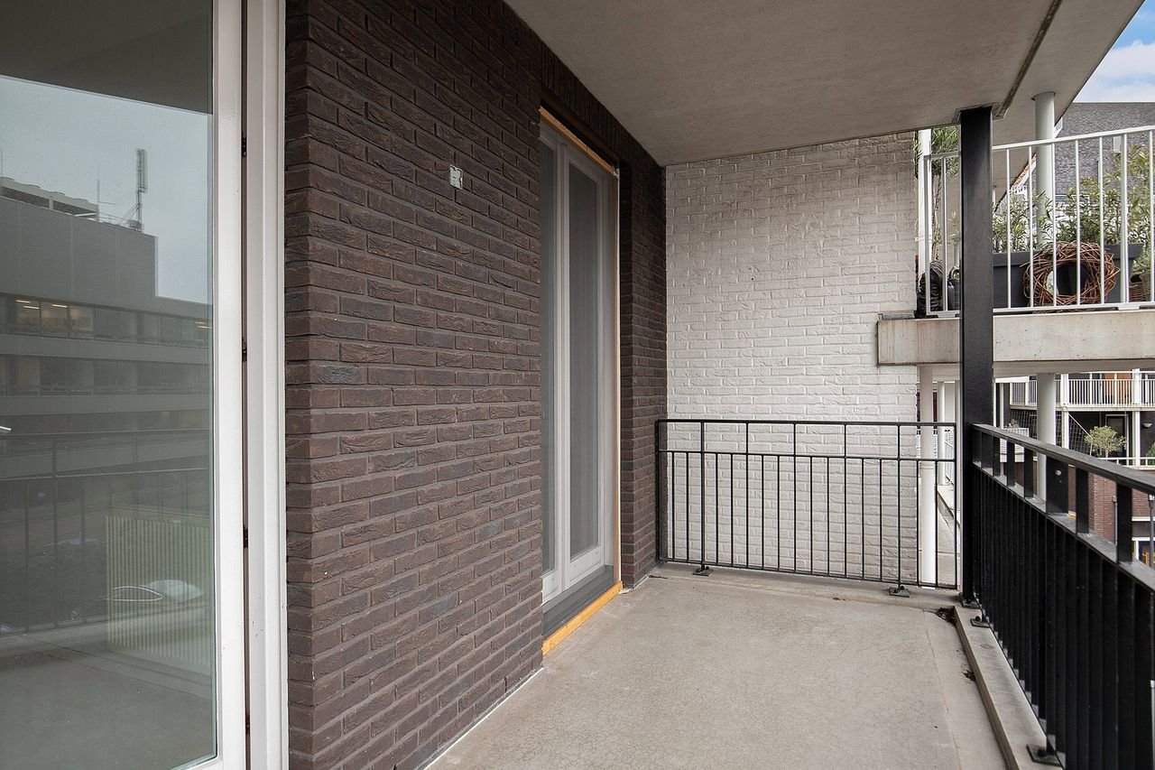 Modern living with canal views - Image 16