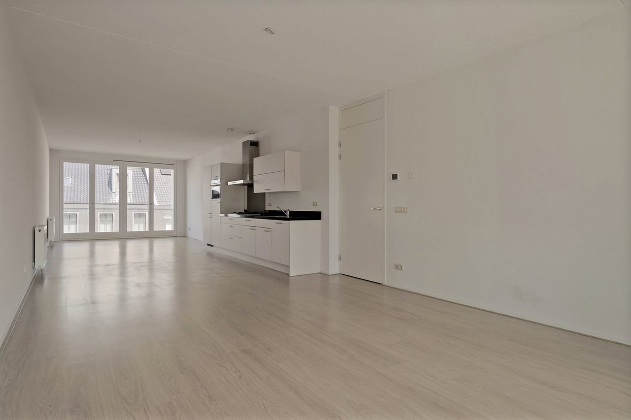 Modern living with canal views - Image 6