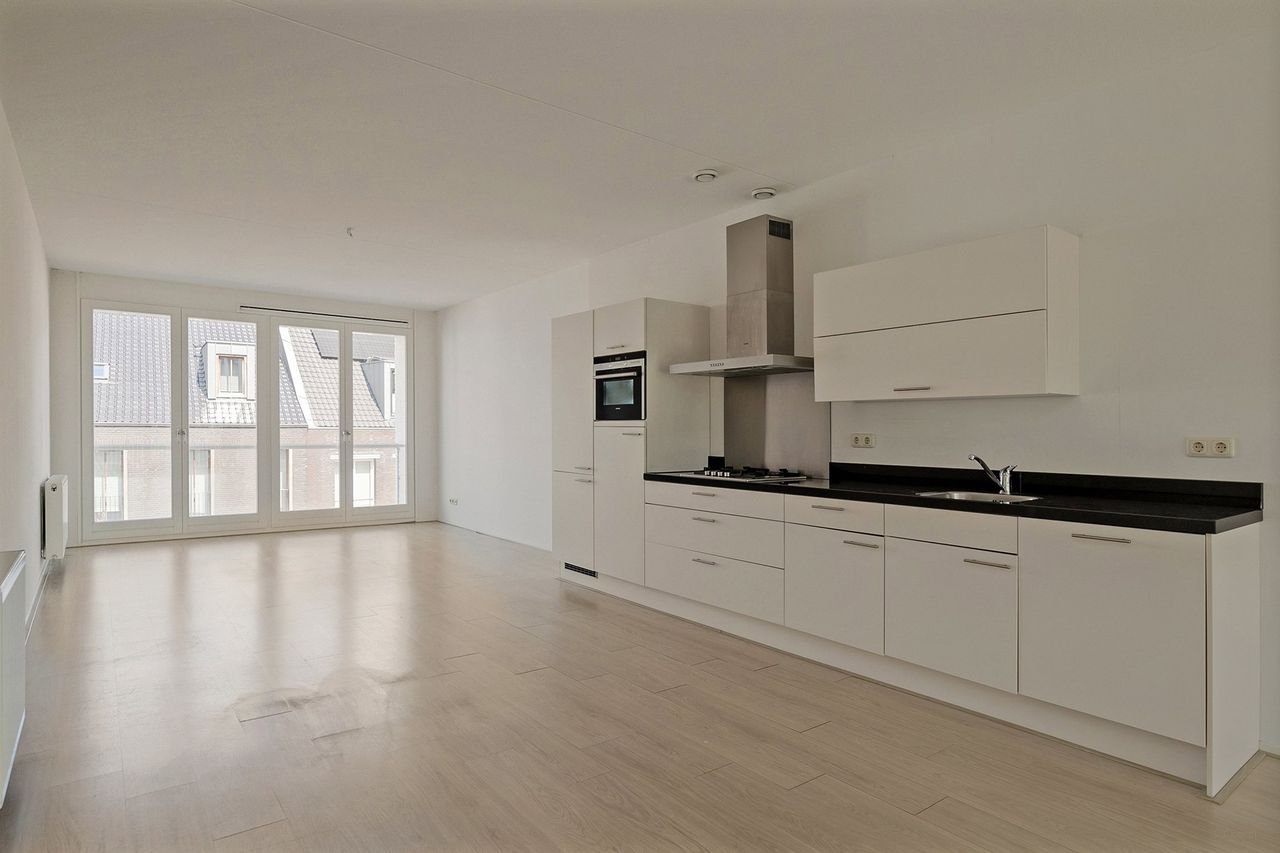 Modern living with canal views - Image 7