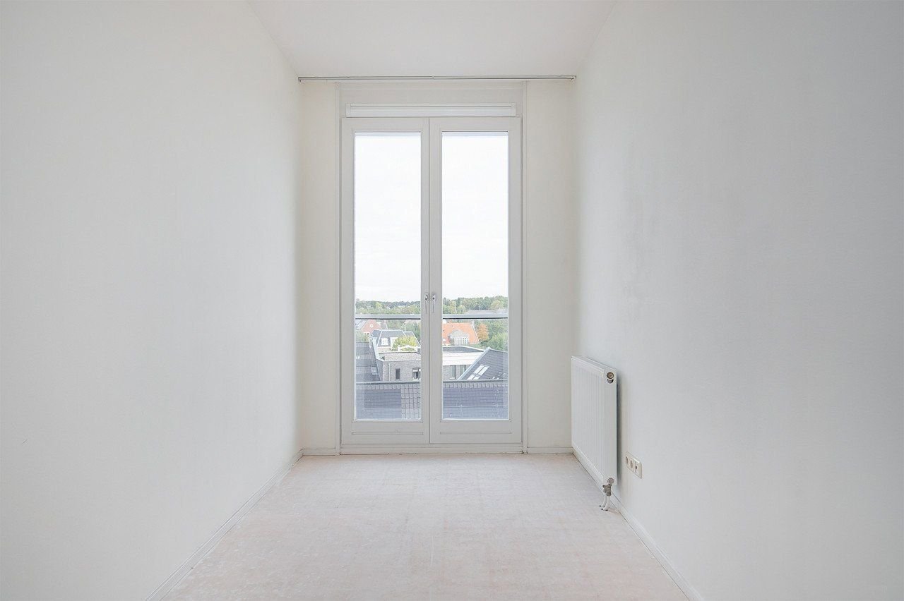 Modern living with canal views - Image 17