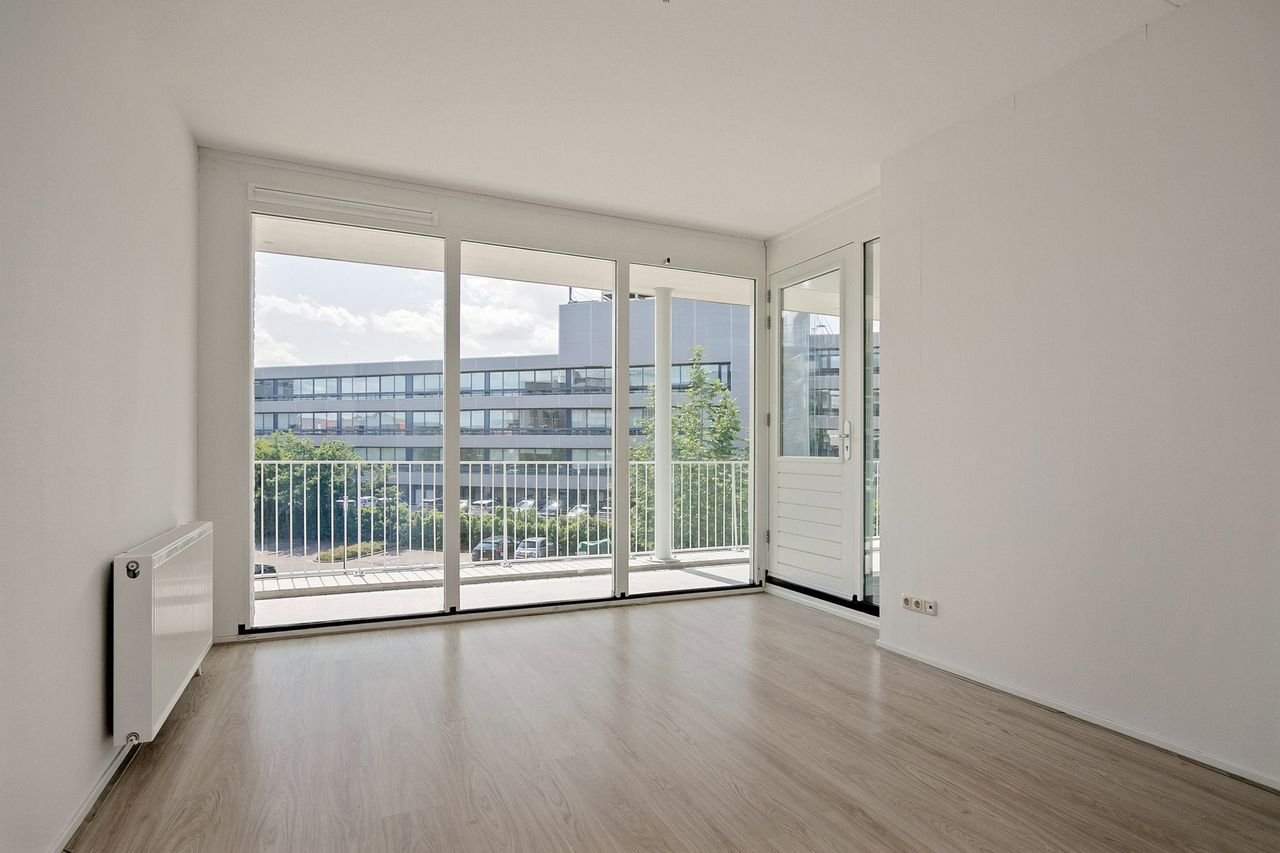 Modern living with canal views - Image 15