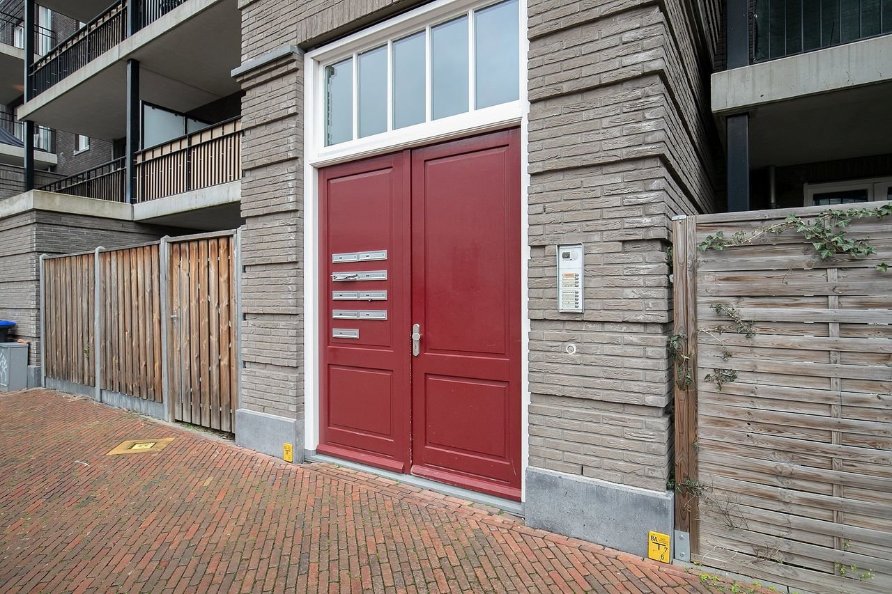 Modern living with canal views - Image 2