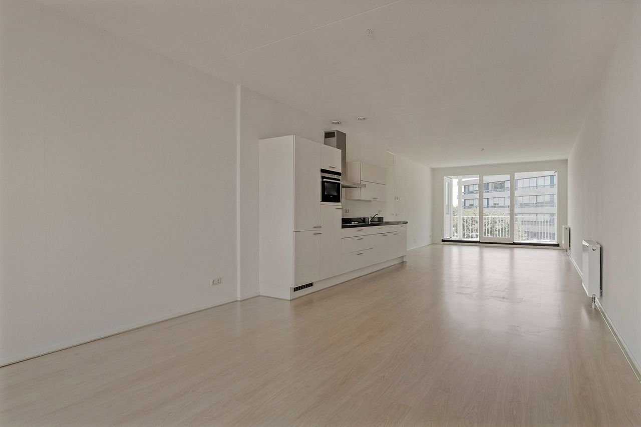 Modern living with canal views - Image 9