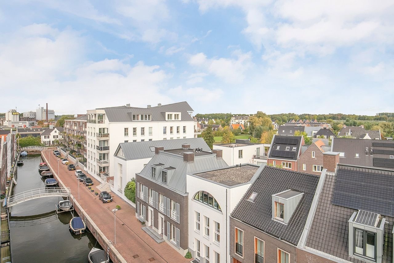 Modern living with canal views - Image 19