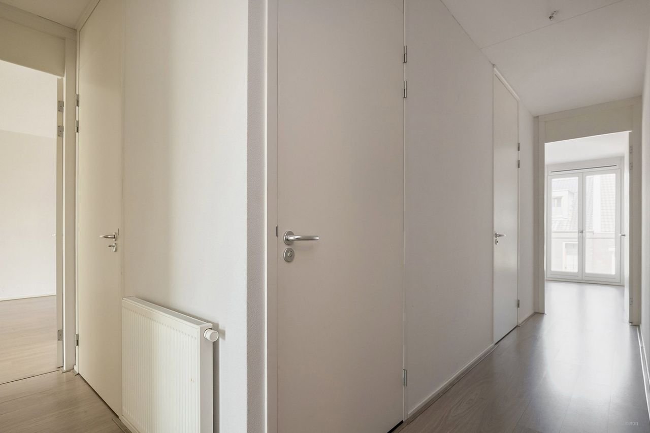 Modern living with canal views - Image 5