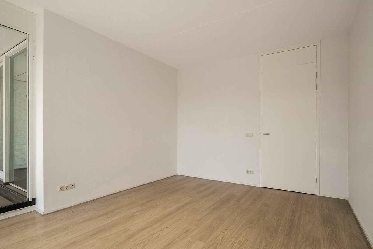 Modern living with canal views - Image 12