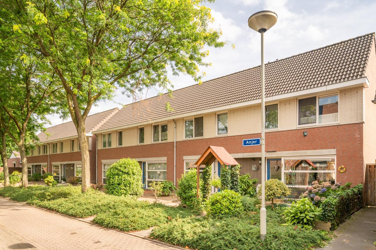 Hoekwoning met tuin en parkeren in Venray - Afbeelding 1