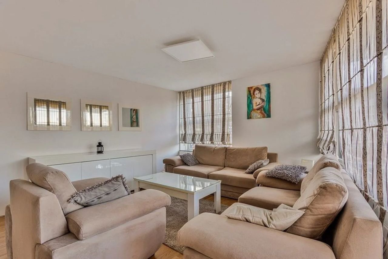 Bright 3-room apartment of 95 m² - Image 7