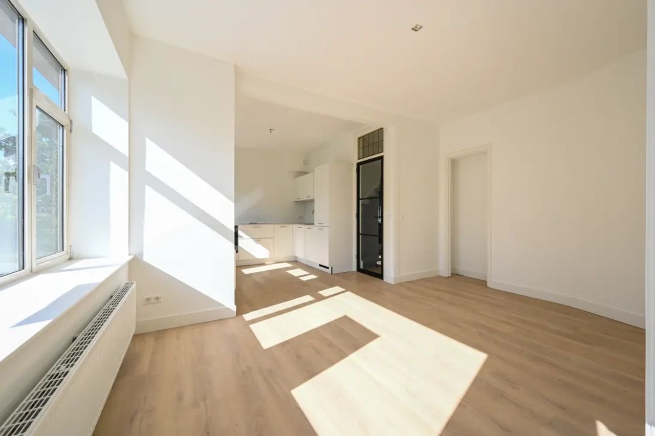 Renovated Upper-Floor Apartment on the Vliet - Image 4
