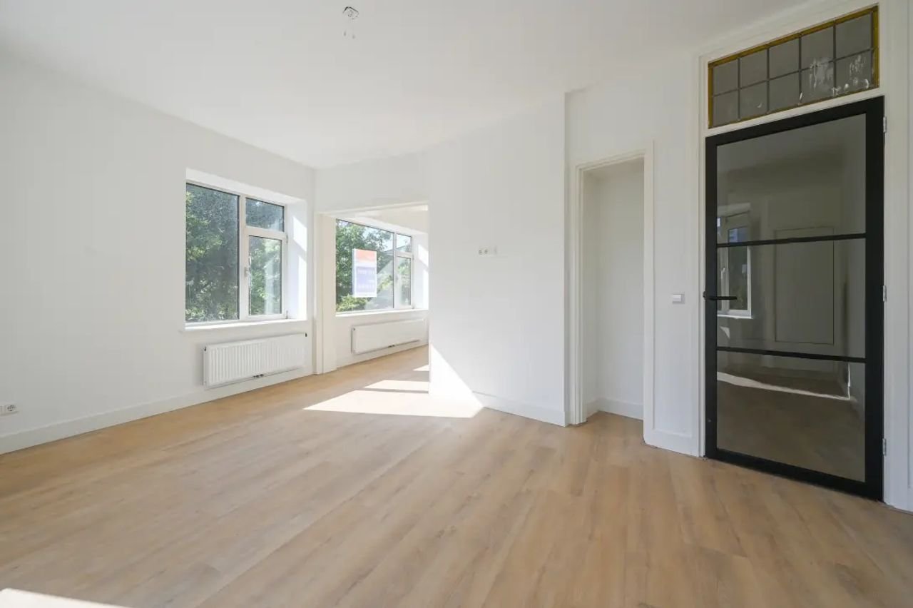 Renovated Upper-Floor Apartment on the Vliet - Image 2