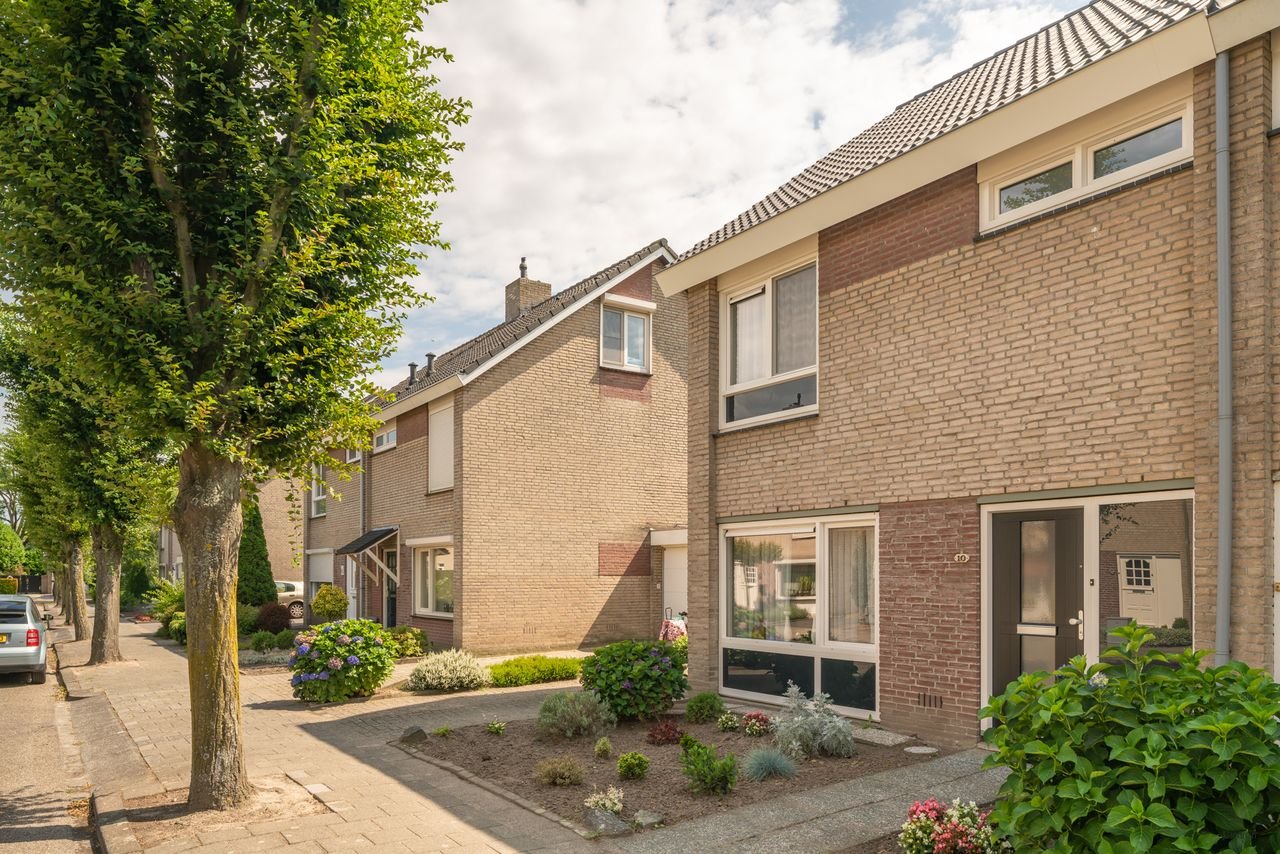 Substantial semi-detached house in Weert: 4 bedrooms - Image 1