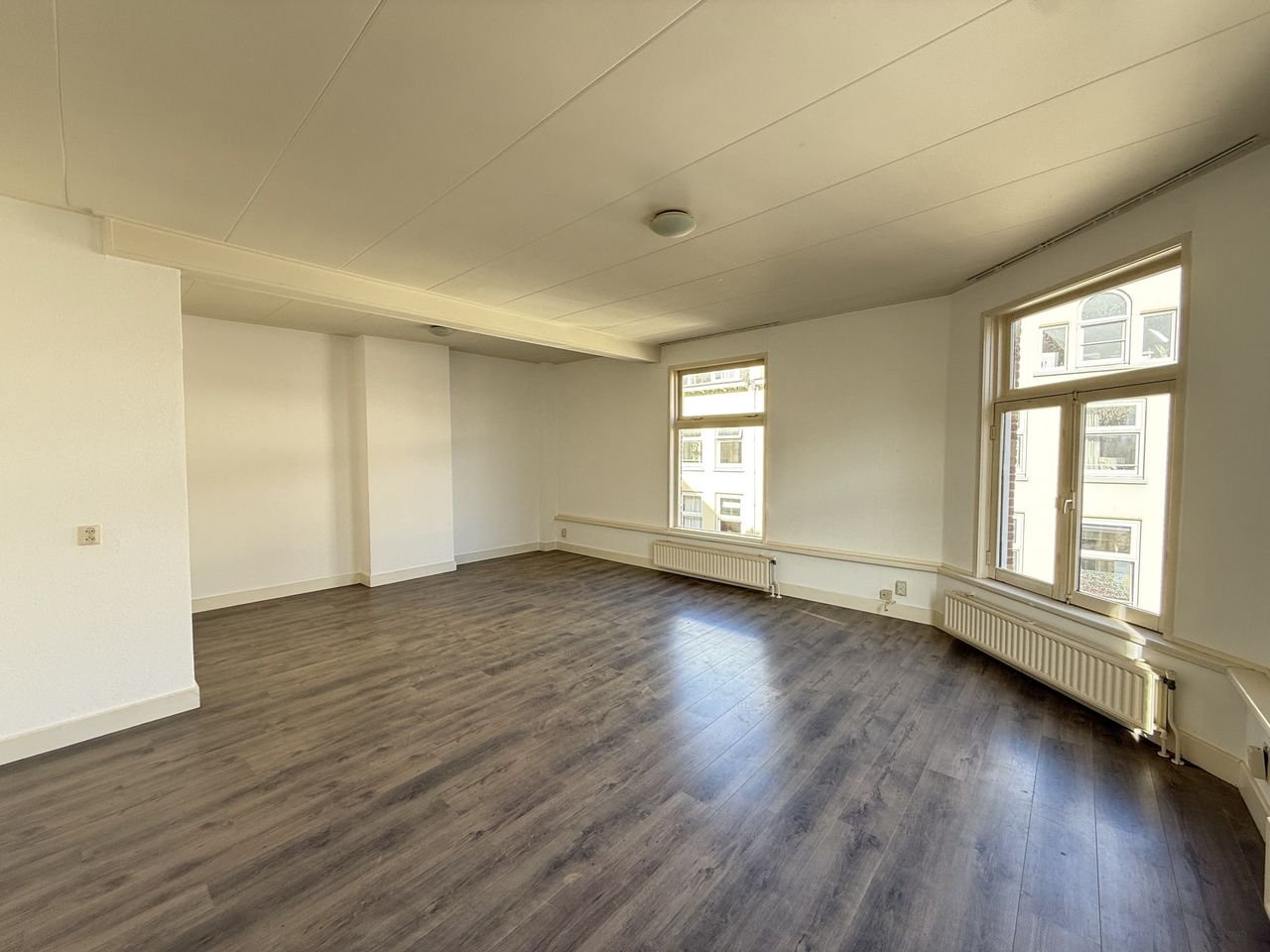 Bright corner apartment in the Zeeheldenkwartier - Image 1