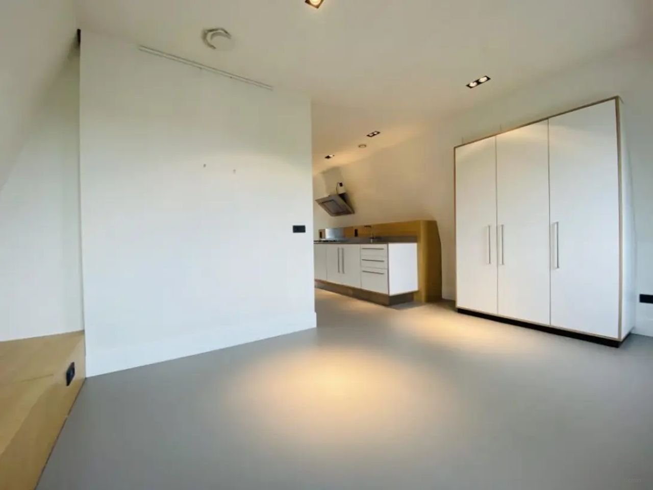 Lichte studio met balkon aan de Valkenboslaan - Afbeelding 3