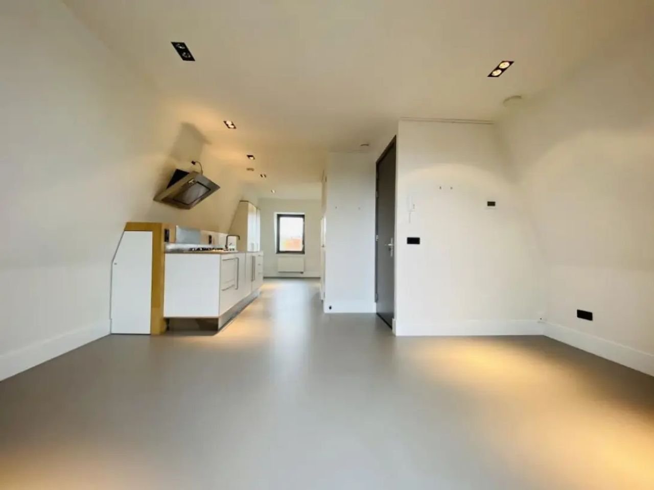 Lichte studio met balkon aan de Valkenboslaan - Afbeelding 1