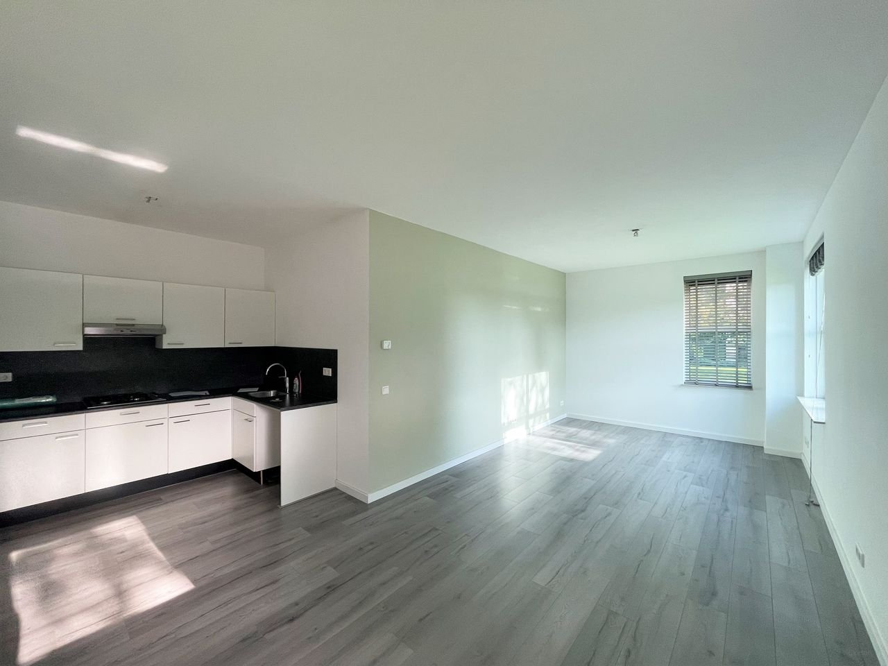 Spacious studio with roof terrace - Image 2