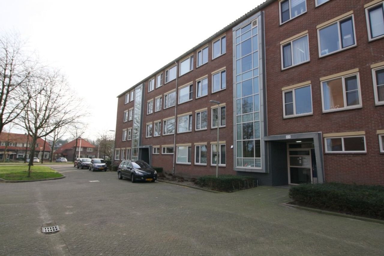 Furnished apartment with balcony - Image 1