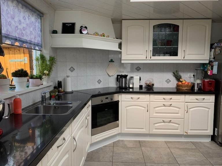 Spacious family home in Acht - Image 6