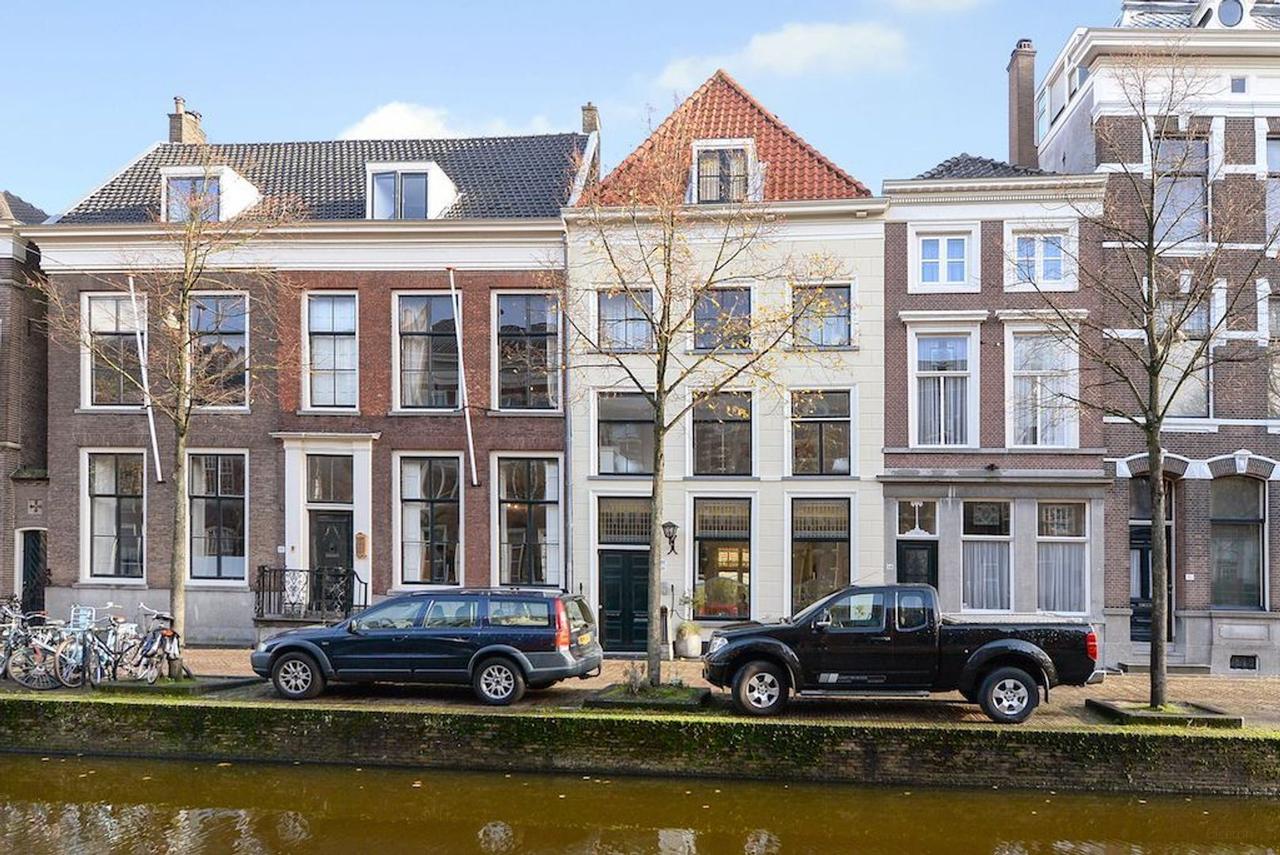 Canal-side living with city garden in Delft - Image 2
