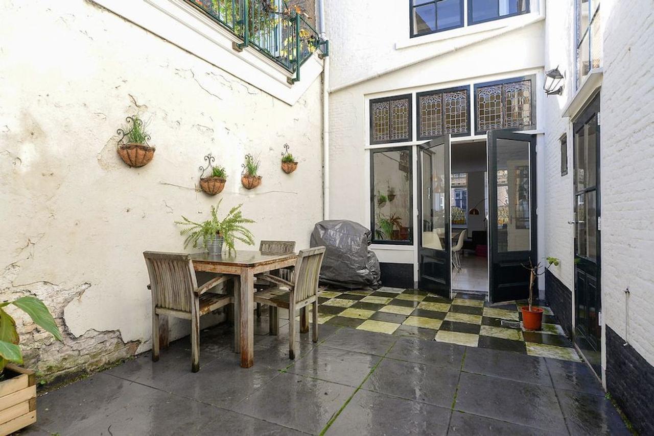 Canal-side living with city garden in Delft - Image 18