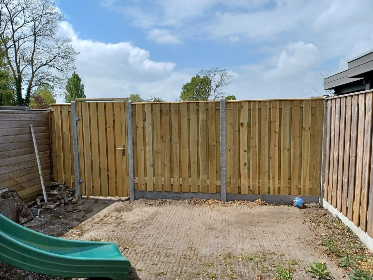 Characteristic house with sunny garden - Image 17