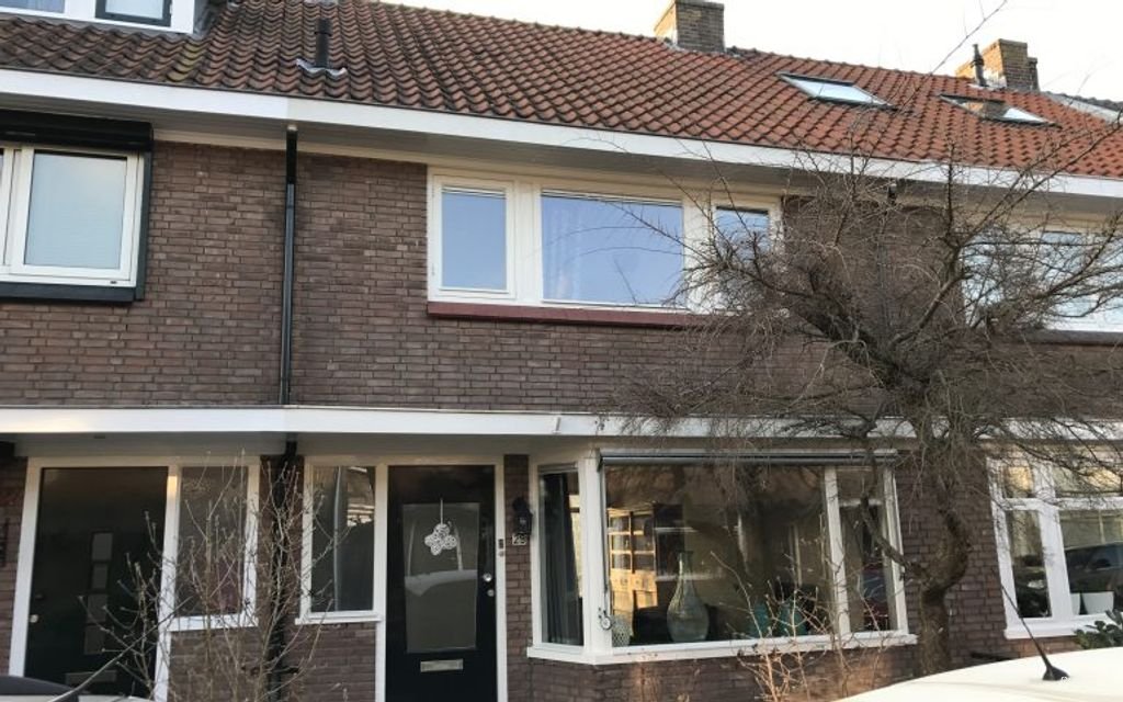 Characteristic house with sunny garden - Image 1