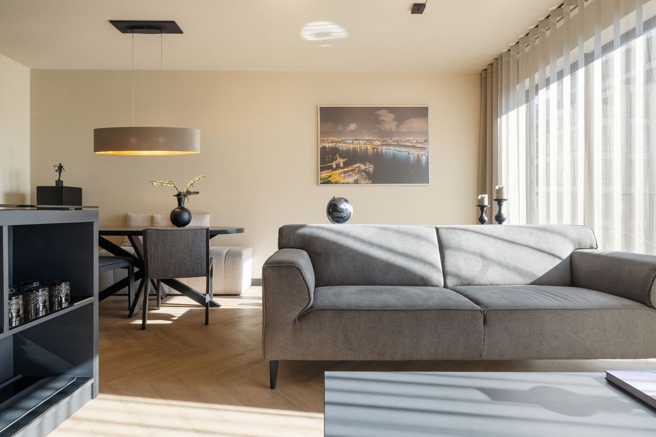 Luxury top-floor apartment in Hyde Park - Image 2