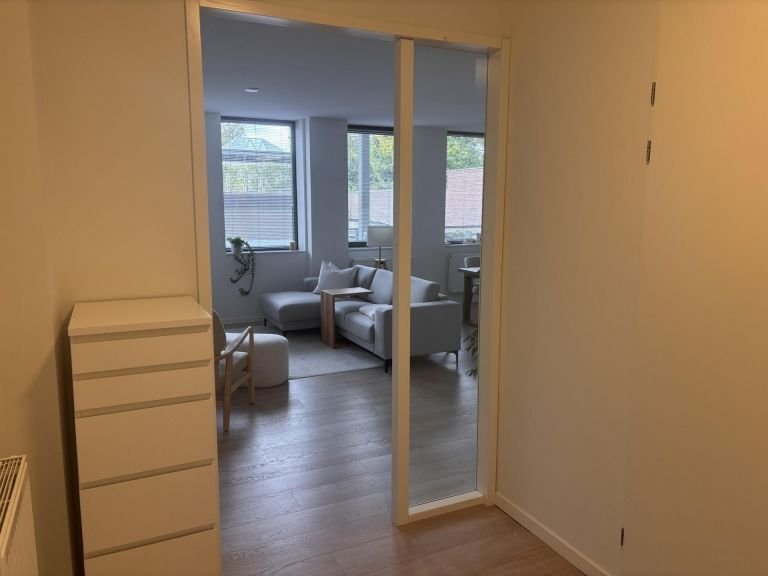 Modern apartment with private parking space - Image 5