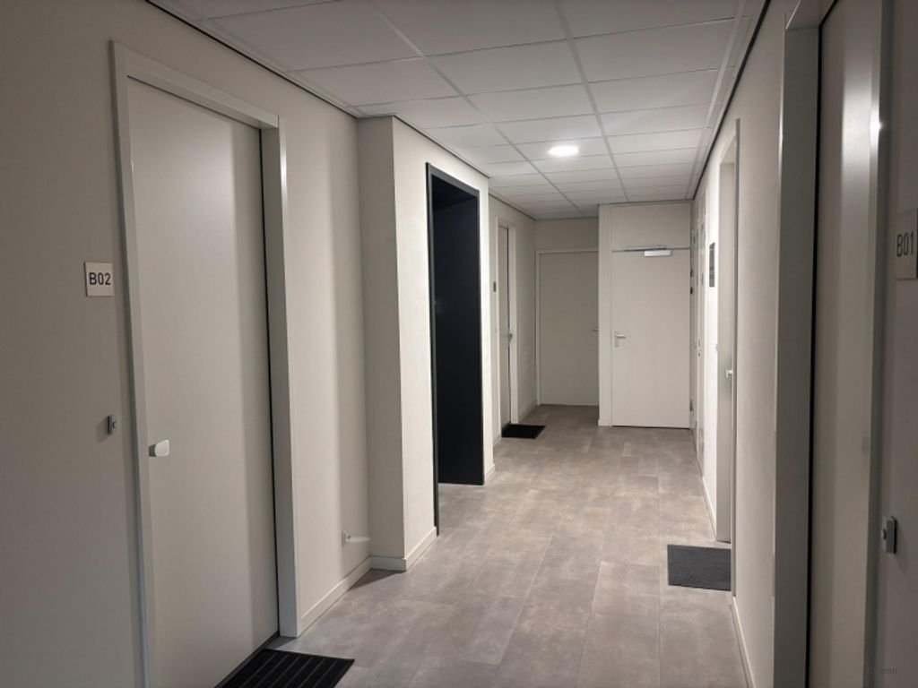 Modern apartment with private parking space - Image 2