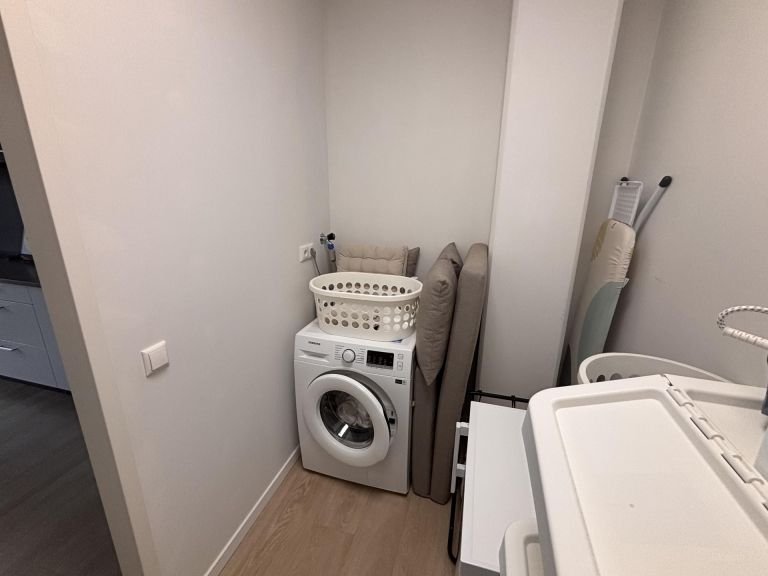 Modern apartment with private parking space - Image 11