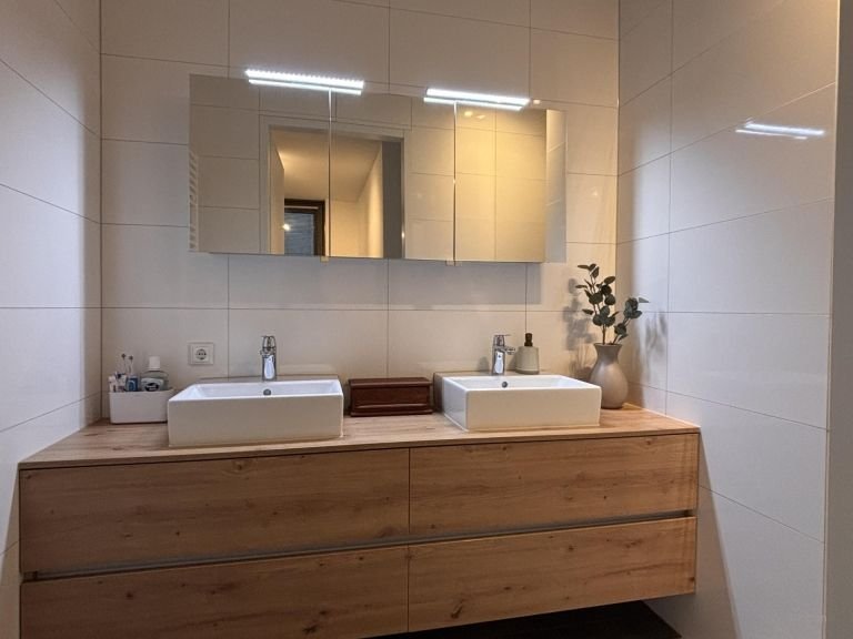 Modern apartment with private parking space - Image 15