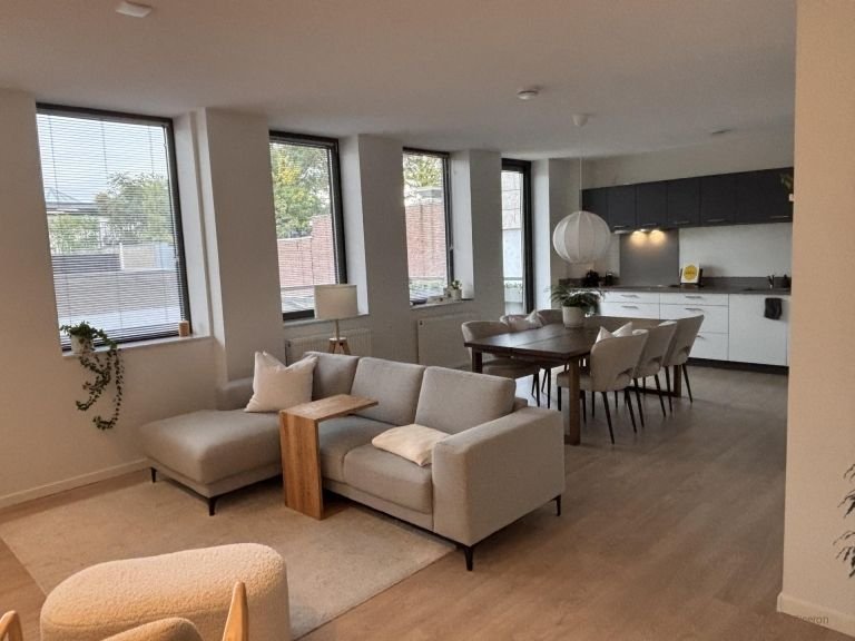 Modern apartment with private parking space - Image 7