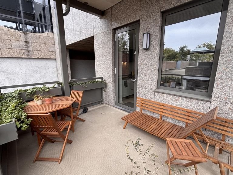 Modern apartment with private parking space - Image 19