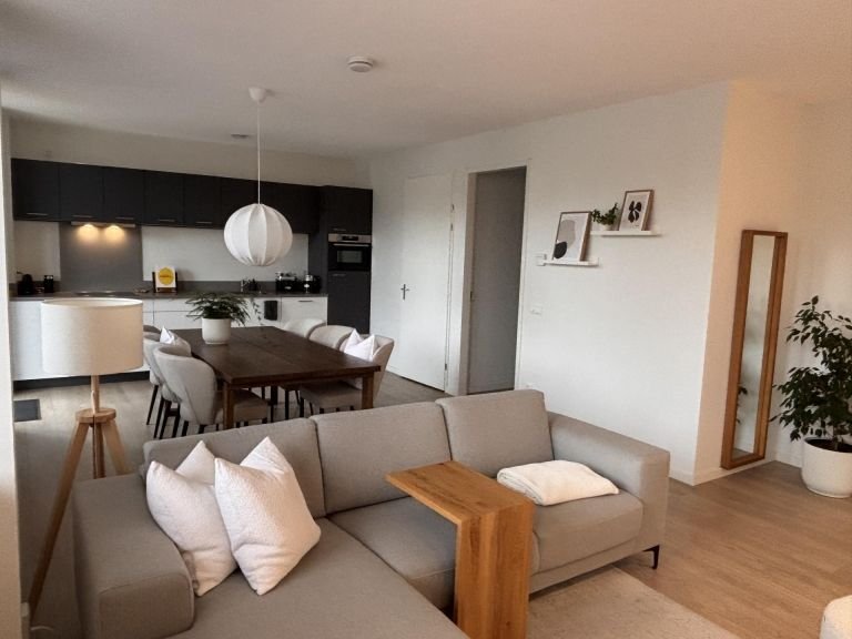 Modern apartment with private parking space - Image 8