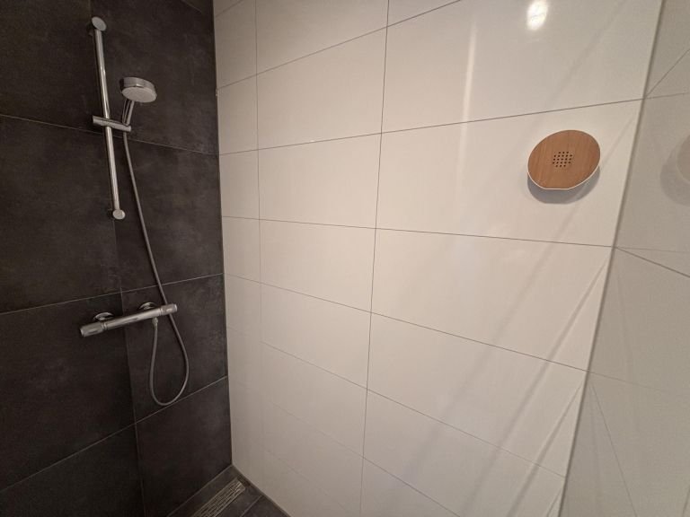 Modern apartment with private parking space - Image 18